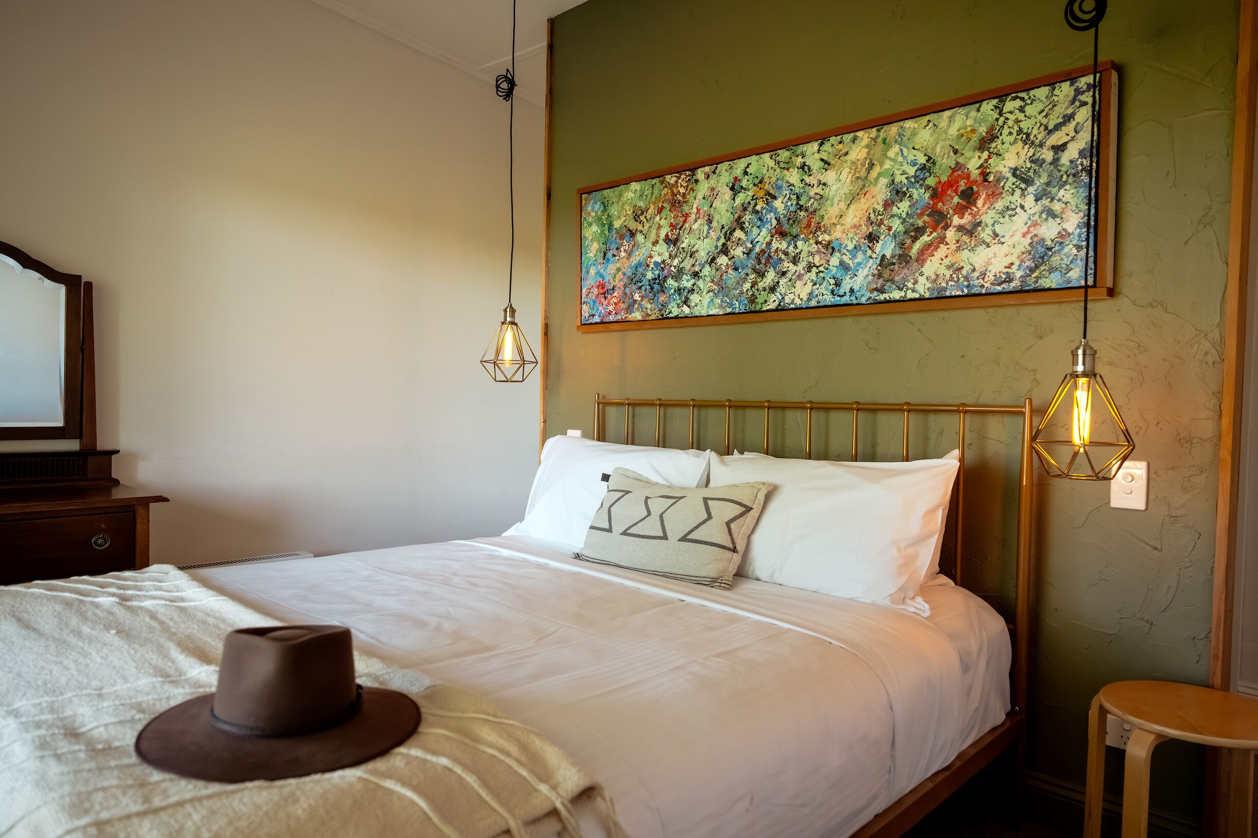 Tabla de planchar con plancha, wifi gratis, ropa de cama