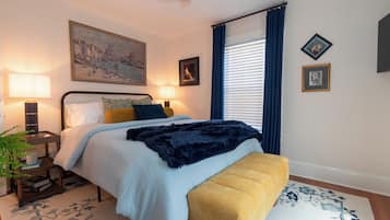 Tabla de planchar con plancha, internet y ropa de cama