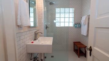Secadora de cabello, toallas, jabón, papel de baño