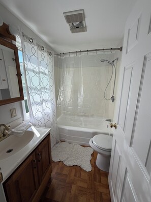 Hair dryer, towels, soap, toilet paper - Cozy 2-bedroom apartment in lovely Attleboro with AC (Attleboro)