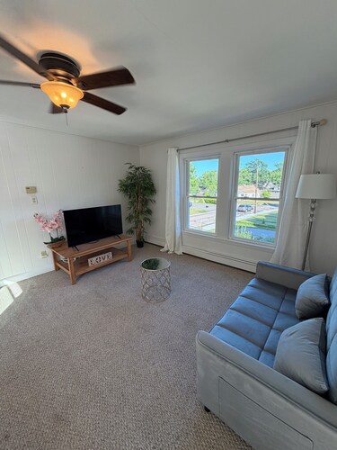 Cozy 2-bedroom apartment in lovely Attleboro with AC