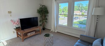 Cozy 2-bedroom apartment in lovely Attleboro with AC