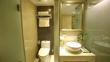 Un bagno con il water, un lavandino e uno specchio.