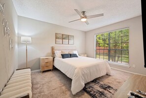 2 bedrooms, iron/ironing board, WiFi, bed sheets - Modern 2BR Condo, Fast Wi-Fi, Blackout Draperies (Irving)
