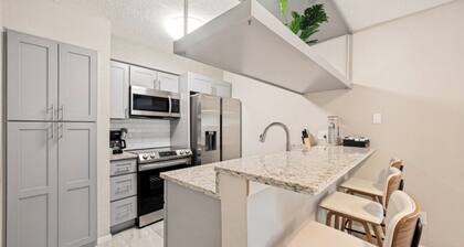 Modern 2BR Condo, Fast Wi-Fi, Blackout Draperies
