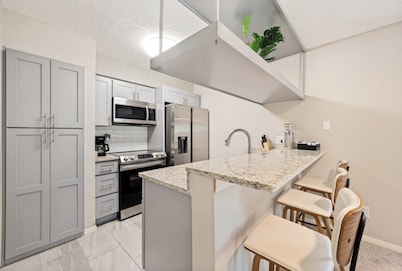 Modern 2BR Condo, Fast Wi-Fi, Blackout Draperies