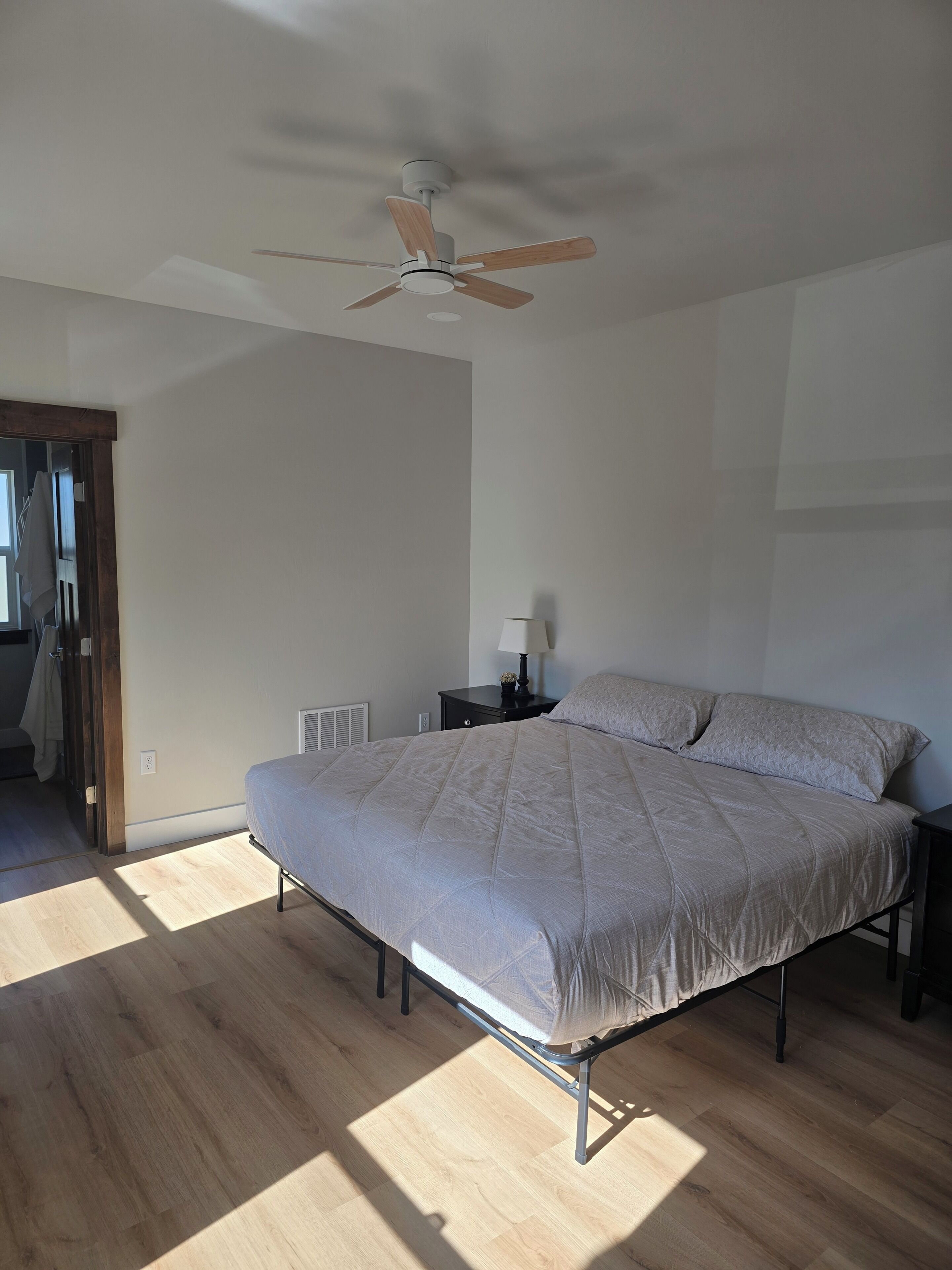 3 bedrooms, internet, bed sheets