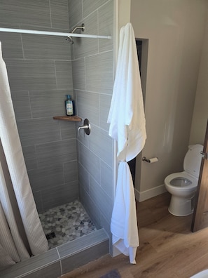 Douche, séchoir à cheveux, serviettes fournies, savon