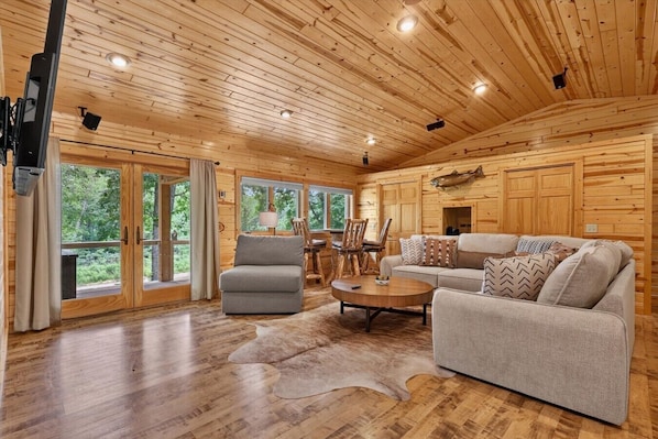 TV - The Lazy Cast Lodge|Sleeps 12|King Bed|Salt Water Hot Tub (Newaygo)