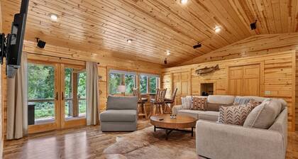The Lazy Cast Lodge|Sleeps 12|King Bed|Salt Water Hot Tub