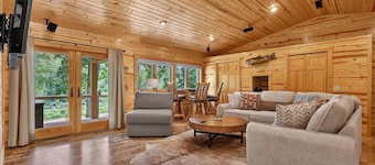 The Lazy Cast Lodge|Sleeps 12|King Bed|Salt Water Hot Tub