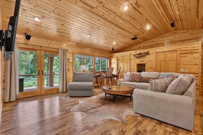 The Lazy Cast Lodge|Sleeps 12|King Bed|Salt Water Hot Tub