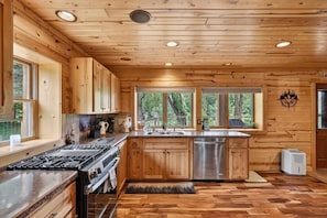 Fridge, microwave, oven, stovetop - The Lazy Cast Lodge|Sleeps 12|King Bed|Salt Water Hot Tub (Newaygo)