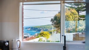 Cucina con vista sul mare e sulle colline.