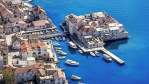 A coastal town with historic buildings and a marina. - B Studio Apartment Near the Beach With sea View (Kastela)