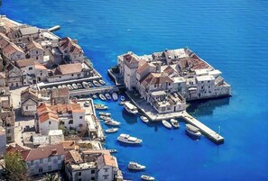 Eine Küstenstadt mit historischen Gebäuden und einem Yachthafen.