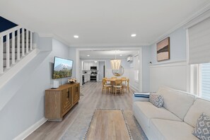Smart TV - Newly Renovated Spacious 5-bedroom + Rooftop Deck + Walk to Everything (Sea Bright)