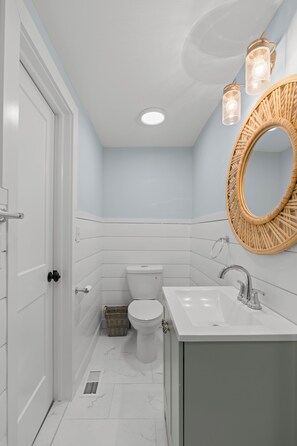 Shower, hair dryer, towels, soap - Newly Renovated Spacious 5-bedroom + Rooftop Deck + Walk to Everything (Sea Bright)