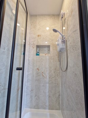 Bathroom - Studio - Transport Links - Wifi - Sleeps 2 (London)