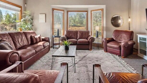 Living area - ​5-Min Walk to Lake! Spacious 5BR Condo w/ Fire Pits (Cascade)