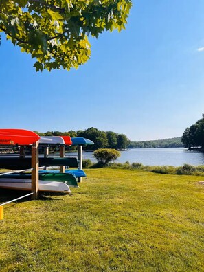 Ein Rasen mit Booten und einem See.