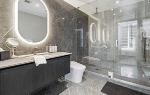 Shower, hair dryer, towels, soap - E11even Residences Sky-High Luxury 2BR Condo in the Heart of Miami's Nightlife (Miami)