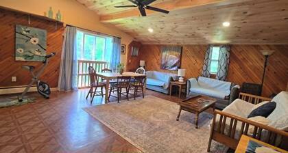 Spacious 2-BR Apartment in Coastal Lincolnville purr-fect for the family