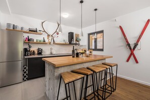 Wasserkocher mit Kaffee-/Teezubehör, Kühlschrank, Ofen, Herdplatte