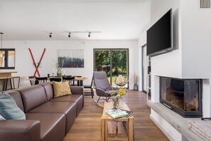 Fernseher, Tischfußball