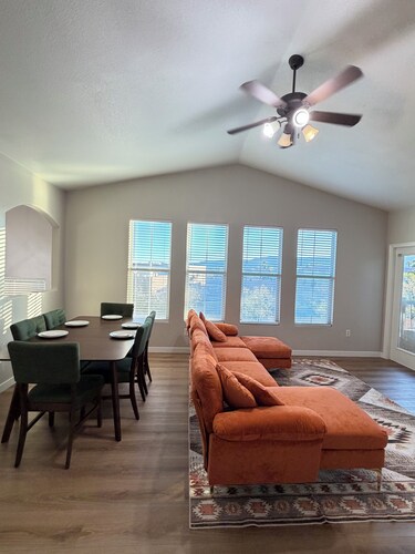 Cozy 2-Bedroom Upgraded Vegas Condo Oasis Pool, Spa & Gym