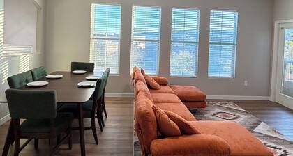 Cozy 2-Bedroom Upgraded Vegas Condo Oasis Pool, Spa & Gym