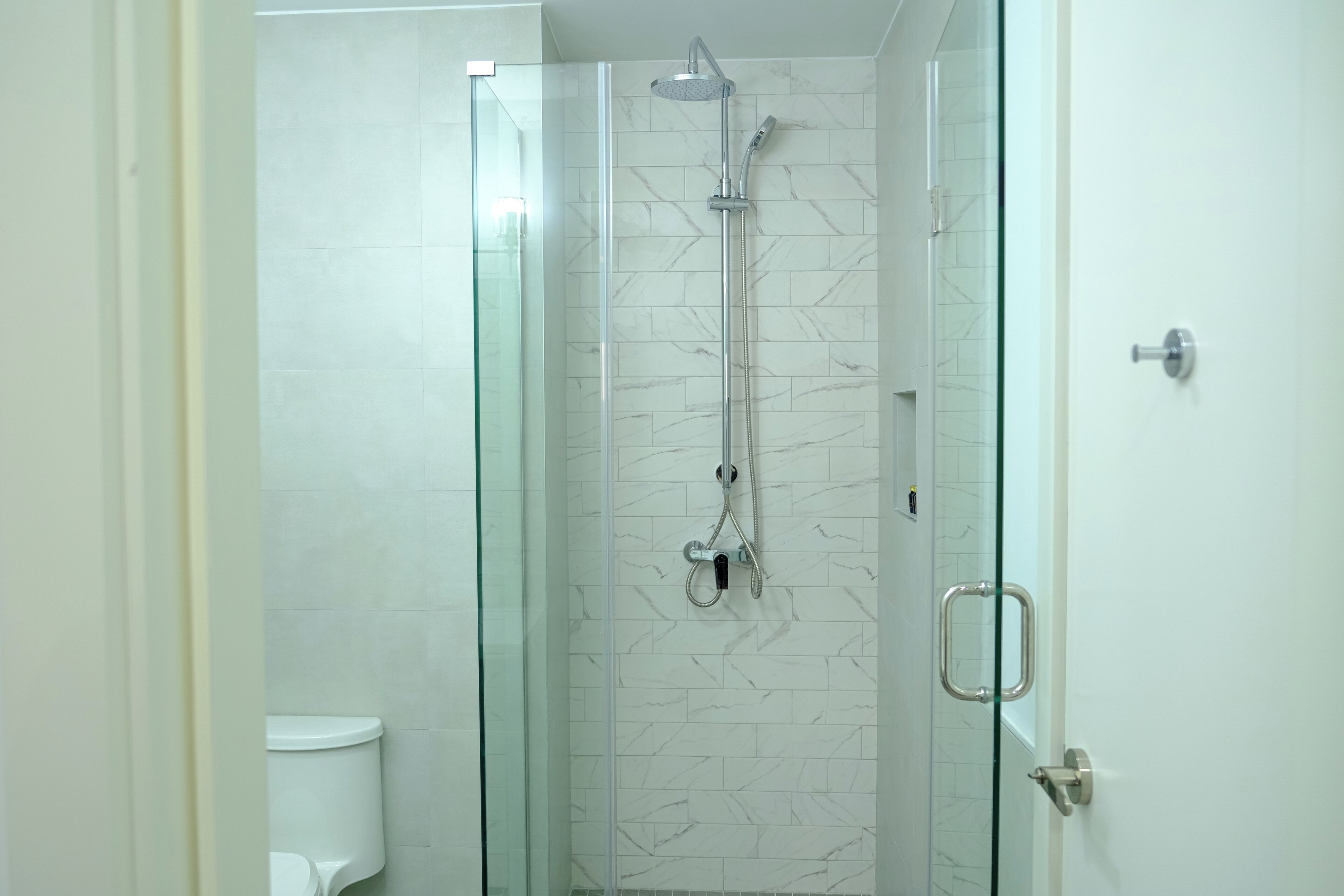 Douche, sèche-cheveux, serviettes fournies, savon