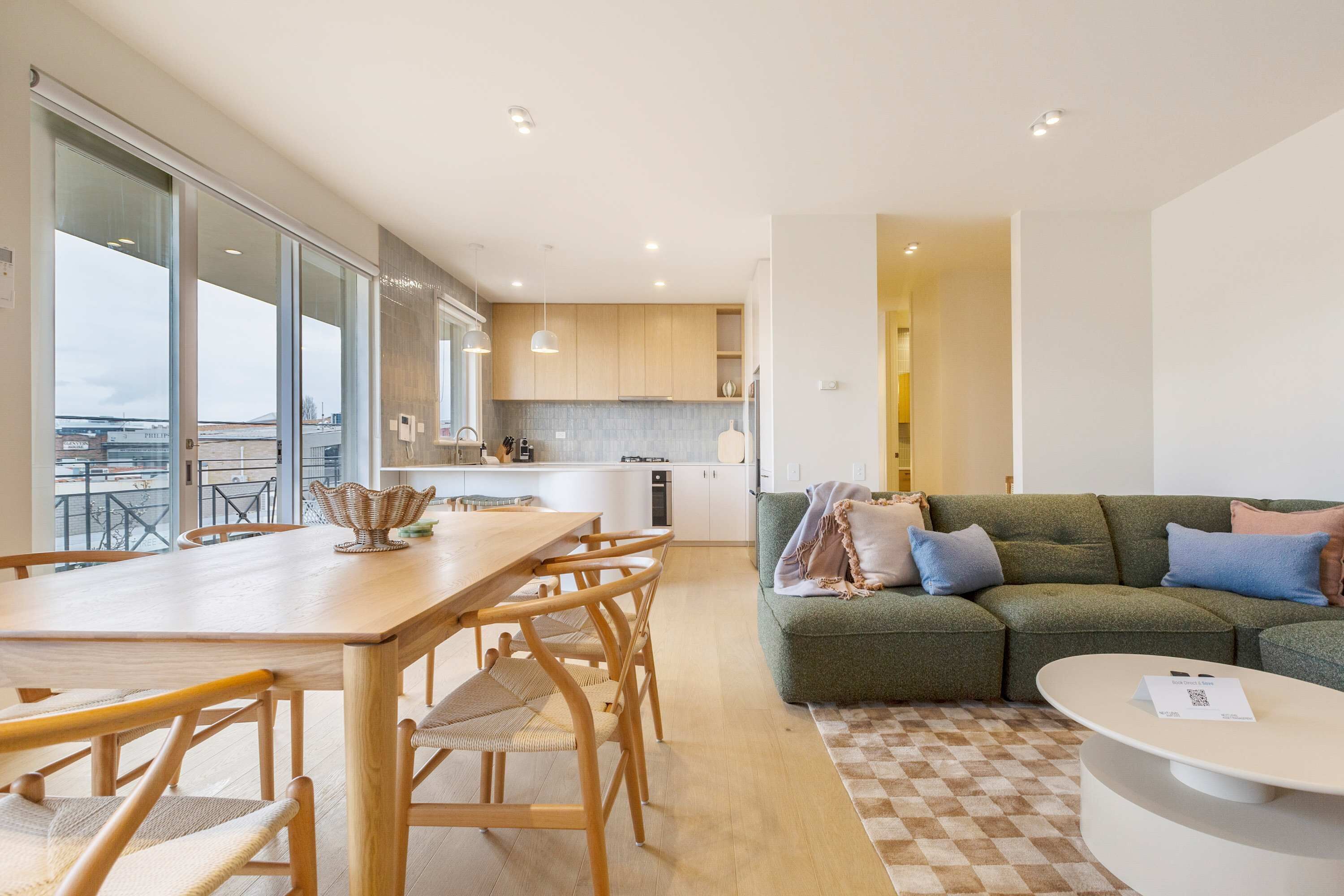 Een modern appartement met een eethoek, keuken en woonkamer.