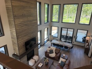Smart-TV, Kamin, Tischtennisplatte