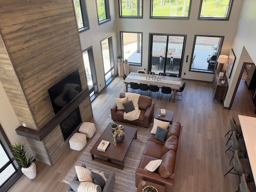 Spacious 4-bedroom house in tranquil Lead with AC and game room