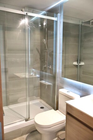 Apartemen Deluks, 2 kamar tidur, balkon, pemandangan teluk | Kamar mandi