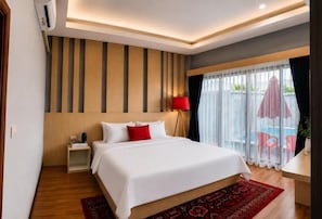 Familie villa, balkon | Een kluis op de kamer, een bureau, verduisterende gordijnen