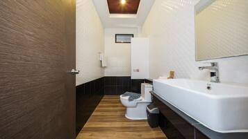 Family Villa, Balcony | Bathroom | Shower, free toiletries, hair dryer, slippers