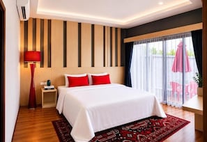 Familie villa, balkon | Een kluis op de kamer, een bureau, verduisterende gordijnen