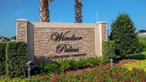Un panneau indiquant l’entrée de Windsor Palms, un complexe résidentiel de luxe avec sécurité.