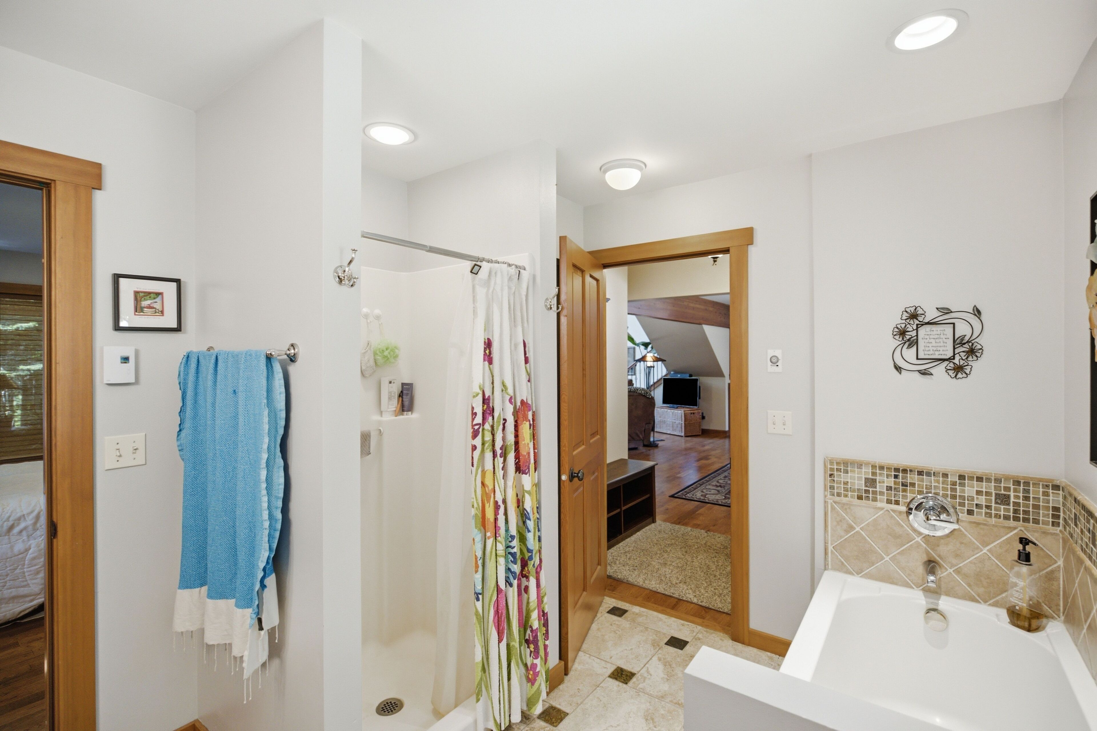 Ein Badezimmer mit Dusche, Badewanne und Waschbecken.