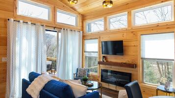 Smart-TV, Kamin, Bücher
