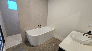 Dusche, Haartrockner, Seife, Toilettenpapier