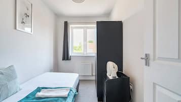 3 bedrooms, iron/ironing board, WiFi, bed sheets