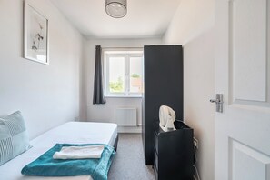 3 bedrooms, iron/ironing board, WiFi, bed sheets - House Sleeps 6 - Enclosed Garden, Pet Friendly (Bridgwater)