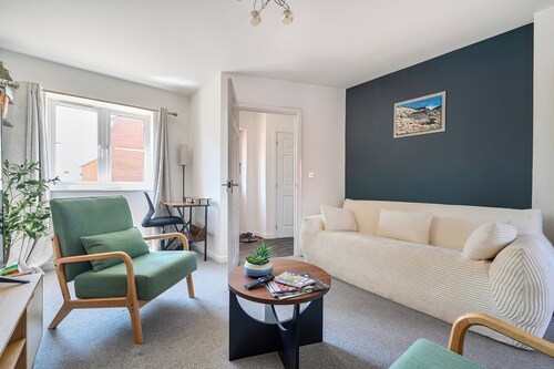 House Sleeps 6 - Enclosed Garden, Pet Friendly