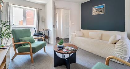 House Sleeps 6 - Enclosed Garden, Pet Friendly
