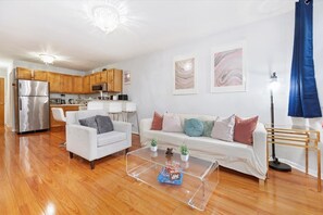 TV - 5 Minutes to Wrigley + Sauna + Games Free Parking (Chicago)