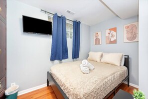 Desk, iron/ironing board, travel cot, WiFi - 5 Minutes to Wrigley + Sauna + Games Free Parking (Chicago)
