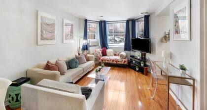 5 Minutes to Wrigley + Sauna + Games Free Parking